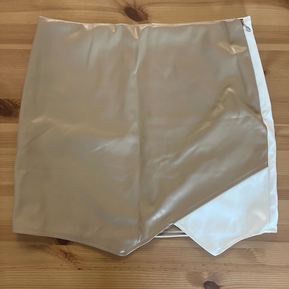 Tan/White Francesca’s Assymetrical skirt